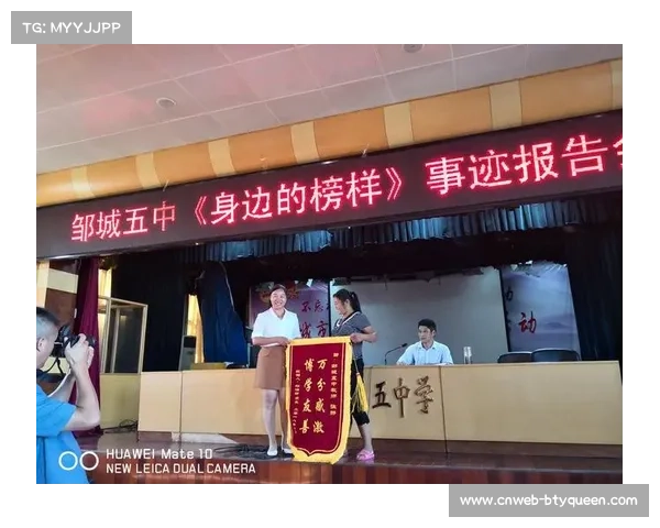 许锦汝跪吻家乡赛场金牌献病愈母亲感恩之情溢于言表 许锦汝跪吻家乡赛场金牌献病愈母亲感恩之情溢于言表